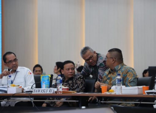 Anggota Bawaslu RI Fritz Edward Siregar (kanan) berbincang dengan Ketua KPU Arief Budiman (tengah) dan Ketua Bawaslu Abhan. (Foto: https://bawaslu.go.id)