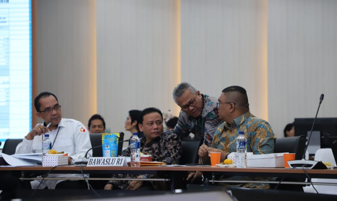 Anggota Bawaslu RI Fritz Edward Siregar (kanan) berbincang dengan Ketua KPU Arief Budiman (tengah) dan Ketua Bawaslu Abhan. (Foto: https://bawaslu.go.id)