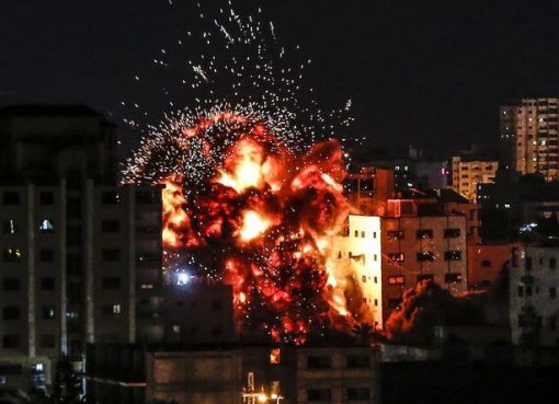 Sebuah ledakan terlihat di antara gedung-gedung selama serangan udara Israel di Kota Gaza pada hari Sabtu (4/5). (Foto: AFP/Arab News)