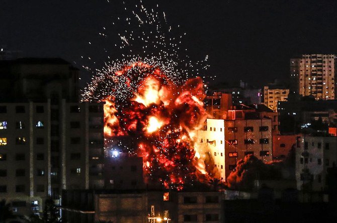 Sebuah ledakan terlihat di antara gedung-gedung selama serangan udara Israel di Kota Gaza pada hari Sabtu (4/5). (Foto: AFP/Arab News)