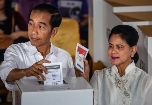 Presiden Joko Widodo dan istri Iriana ketika memberikan suara pada Pemilu, April lalu.(Foto: Getty Images/BBC News)