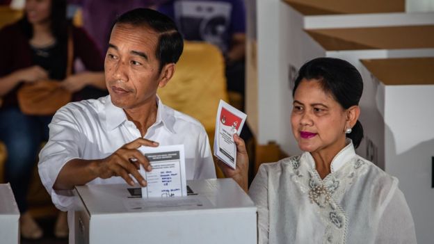 Presiden Joko Widodo dan istri Iriana ketika memberikan suara pada Pemilu, April lalu.(Foto: Getty Images/BBC News)