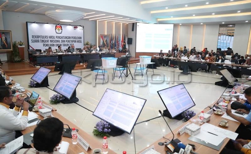 Rapat Pleno Terbuka Rekapitulasi Hasil Penghitungan Perolehan Suara Tingkat Nasional Pemilu 2019 di Luar Negeri, yang dimulai Sabtu (4/5). (Foto: KPU)