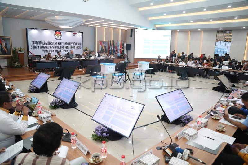 Rapat Pleno Terbuka Rekapitulasi Hasil Penghitungan Perolehan Suara Tingkat Nasional Pemilu 2019 di Luar Negeri, yang dimulai Sabtu (4/5). (Foto: KPU)