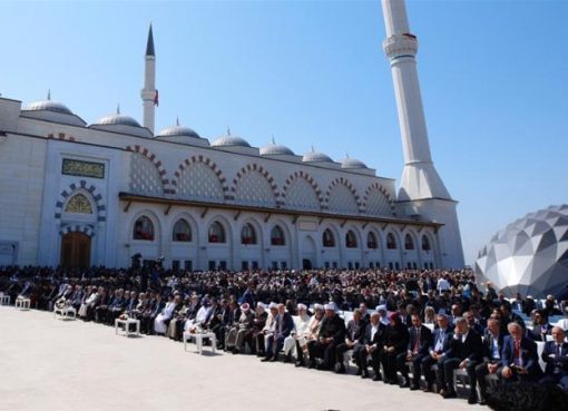 Erdogan meresmikan masjid terbesar di Turki. Masjid baru di sisi Asia Istanbul ini butuh hampir enam tahun untuk menyelesaikan (Foto: Anadolu/Al Jazeera)