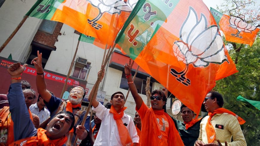 Pendukung BJP merayakan kemenangan setelah mengetahui hasil pemilihan awal di New Delhi. (Foto; Reuters/Al Jazeera)
