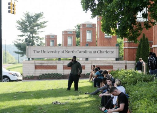 Sejumlah mahasiswa menunggu di dekat pintu masuk kampus setelah penembakan di kampus University of North Carolina Charlotte, 30 April.(Foto: AFP/France24)