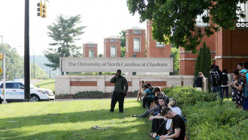 Sejumlah mahasiswa menunggu di dekat pintu masuk kampus setelah penembakan di kampus University of North Carolina Charlotte, 30 April.(Foto: AFP/France24)