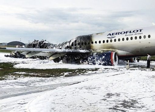 Pesawat Sukhoi SSJ100 dari maskapai Aeroflot setelah terbaka saat pendaratan darurat di bandara Sheremetyevo di Moskow, Minggu (5/5). (Foto:Kantor Berita Moskow via AP/Arab News)