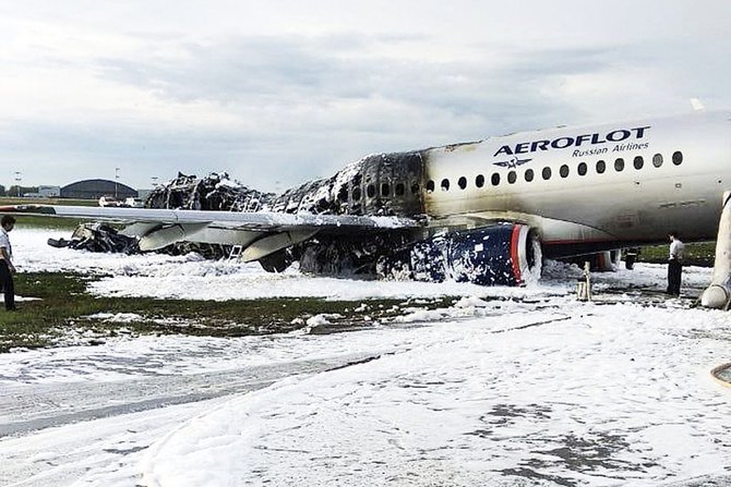 Pesawat Sukhoi SSJ100 dari maskapai Aeroflot setelah terbaka saat pendaratan darurat di bandara Sheremetyevo di Moskow, Minggu (5/5). (Foto:Kantor Berita Moskow via AP/Arab News)