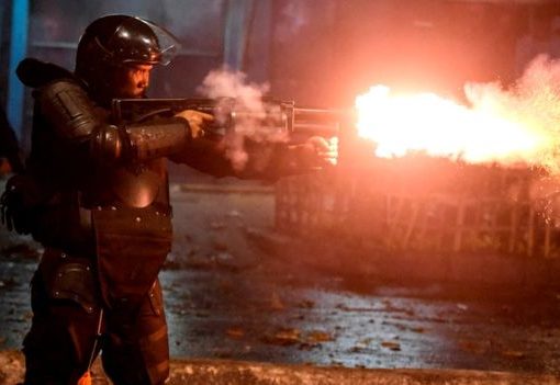 Polisi menembakkan gas air mata untuk mengamankan pengunjuk rasa, di Jakarta, Selasa (21/5). (Foto: Reuters/BBC News)