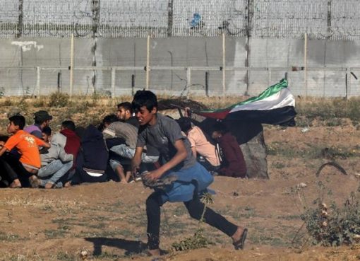 Tembakan Israel membunuh warga Palestina di Gaza beberapa hari setelah kesempatan gencatan senjata. Setidaknya satu orang tewas dan 30 warga Palestina terluka, termasuk empat anak-anak dan seorang paramedis, Jumat ke-58 protes massal.