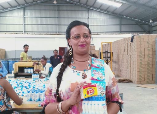Office manager, Sarah, dengsn 3 produk B29.