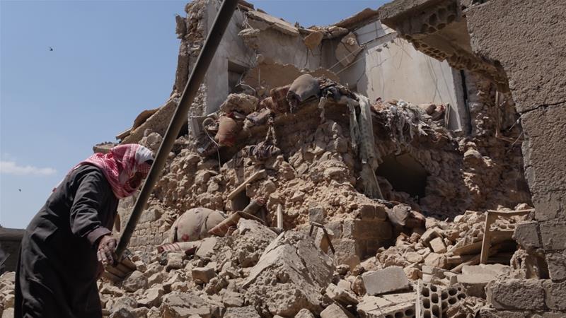 Sejumlah bangunan hancur dan beberapa orang tewas dan terluka akibat serangan Suriah dan sekutunya di Ras al-Ain, di provinsi Idlib pada hari Selasa (7/5). (Foto: Hasan Muhtar-Anadolu/Al Jazeera)