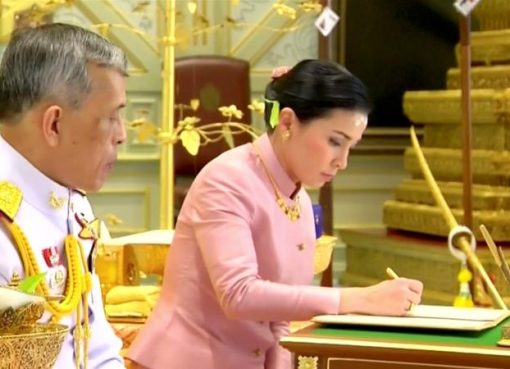 Raja Maha Vajiralongkorn dan pendampingnya, Jenderal Suthida Vajiralongkorn yang diberi gelar Ratu Suthida saat menandatangani dokumen dalam selama upacara pernikahan mereka di Bangkok. (Foto: Pool TV Thailand/Reuters/Al Jazeera)