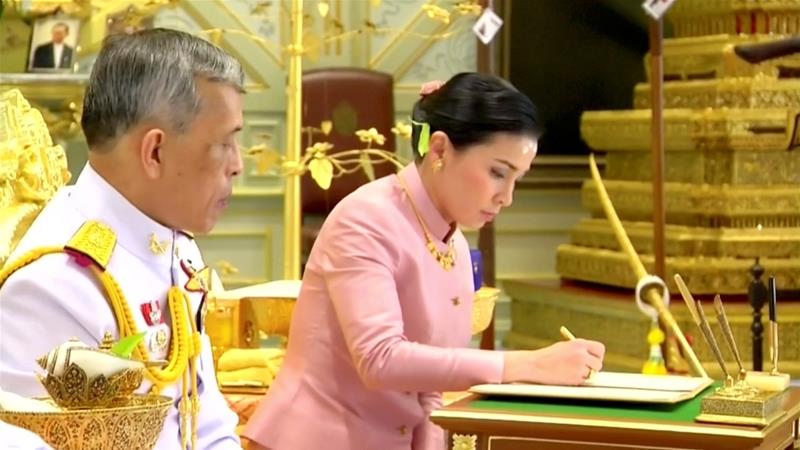 Raja Maha Vajiralongkorn dan pendampingnya, Jenderal Suthida Vajiralongkorn yang diberi gelar Ratu Suthida saat menandatangani dokumen dalam selama upacara pernikahan mereka di Bangkok. (Foto: Pool TV Thailand/Reuters/Al Jazeera)