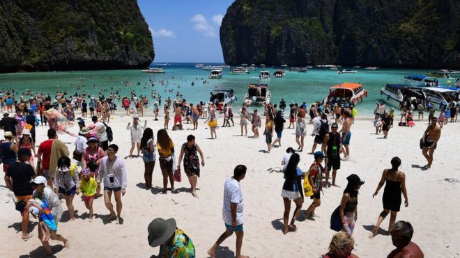 Teluk Maya Bay penuh sesak dengan turis pada bulan April 2018. Pantai itu kini kosong, setelah diberlakukan larangan bagi pengunjung. (Foto: Getty Images/BBBC News)