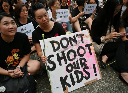 Para pengunjuk rasa menghadiri 'Rapat Anti-Ekstradisi di Hong Kong', sebagai protes terhadap tindakan polisi kota dalam demonstrasi baru-baru ini terhadap usulan RUU ekstradisi. Foto diabadikan di Hong Kong pada 14 Juni 2019.(Foto: AFP/France24)