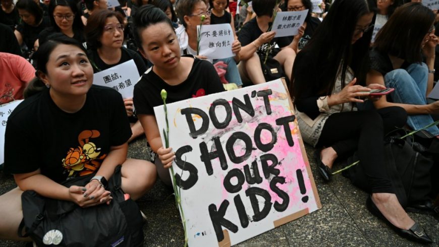 Para pengunjuk rasa menghadiri 'Rapat Anti-Ekstradisi di Hong Kong', sebagai protes terhadap tindakan polisi kota dalam demonstrasi baru-baru ini terhadap usulan RUU ekstradisi. Foto diabadikan di Hong Kong pada 14 Juni 2019.(Foto: AFP/France24)