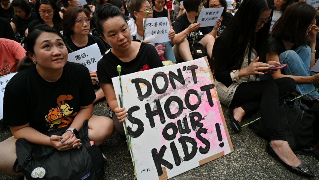 Para pengunjuk rasa menghadiri 'Rapat Anti-Ekstradisi di Hong Kong', sebagai protes terhadap tindakan polisi kota dalam demonstrasi baru-baru ini terhadap usulan RUU ekstradisi. Foto diabadikan di Hong Kong pada 14 Juni 2019.(Foto: AFP/France24)