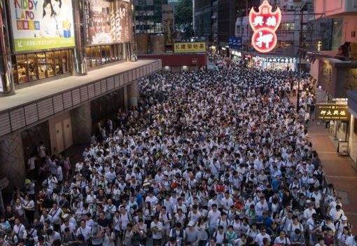 Ratusan ribu orang bergabung dalam pawai damai di Hong Kong, Minggu (9/6), (Foto: EPA/BBC News)