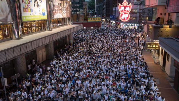 Ratusan ribu orang bergabung dalam pawai damai di Hong Kong, Minggu (9/6), (Foto: EPA/BBC News)