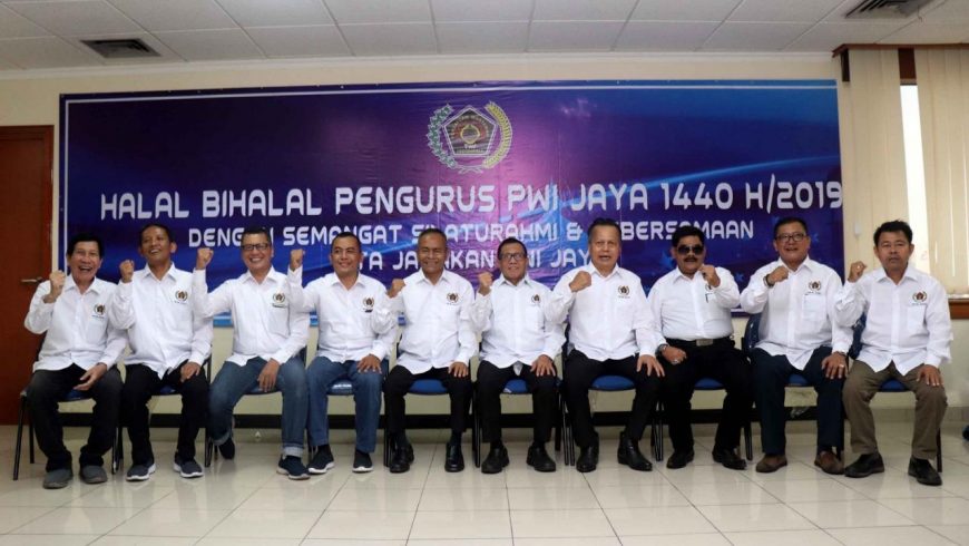 Jajaran pengurus teras PWI Jaya di bawah pimpinan Sayid Iskandarsyah foto bersama Wakil Ketua Dewan Pers Hendry Ch Bangun dan Ketua Umum PWI Pusat Atal S Depari. (Foto: File PWI Jaya)