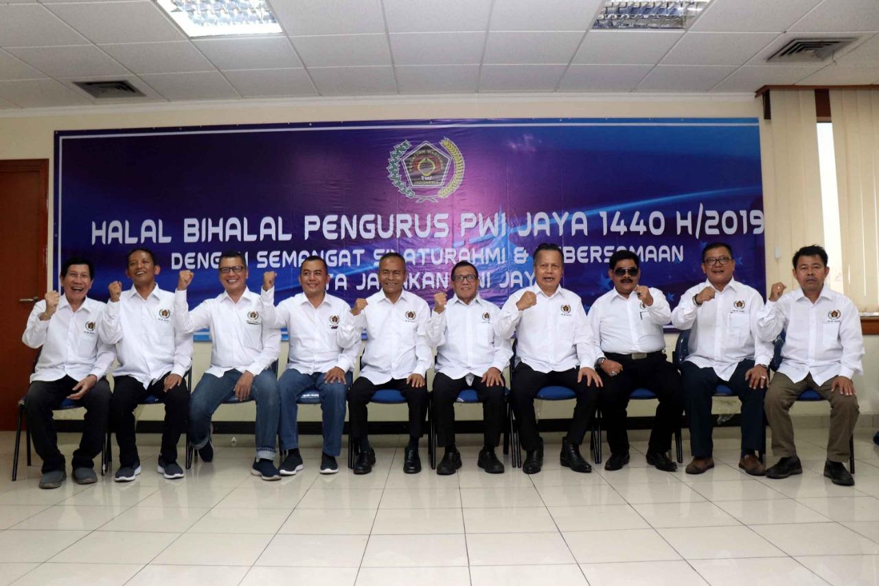 Jajaran pengurus teras PWI Jaya di bawah pimpinan Sayid Iskandarsyah foto bersama Wakil Ketua Dewan Pers Hendry Ch Bangun dan Ketua Umum PWI Pusat Atal S Depari. (Foto: File PWI Jaya)