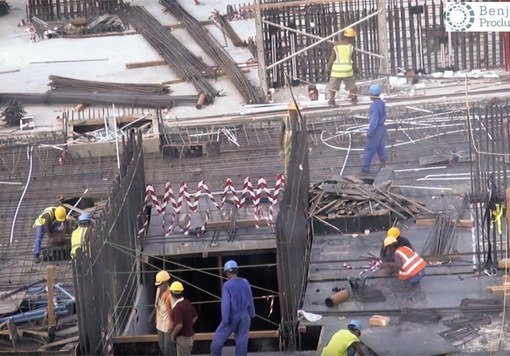 Dalam cuplikan dari video dokumenter WDR yang diposting di YouTube, pekerja asing terlihat bekerja di sebuah stadion yang sedang dibangun di Qatar dalam persiapan untuk Piala Dunia 2022. (Video Benjamin Best Productions GmbH via YouTube/Arab News)