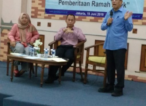 Hendry Ch Bangun, Wakil Ketua Dewan Pers, ketika menyampaikan materi dalam acara sosialisasi pedoman pemberitaan ramah anak, di Hall Dewan Pers, Jakarta, Rabu (19/6). (Foto: mimbar-rakyat.com)