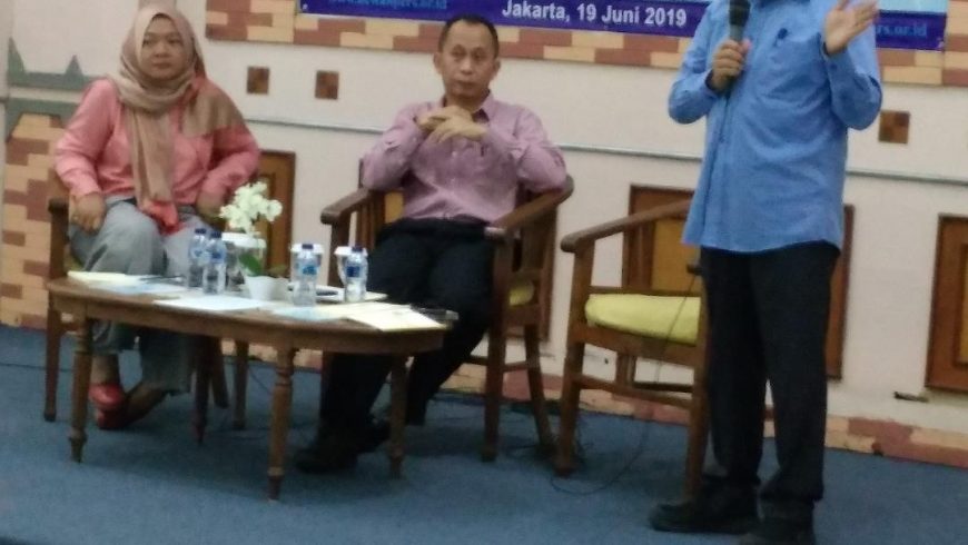 Hendry Ch Bangun, Wakil Ketua Dewan Pers, ketika menyampaikan materi dalam acara sosialisasi pedoman pemberitaan ramah anak, di Hall Dewan Pers, Jakarta, Rabu (19/6). (Foto: mimbar-rakyat.com)