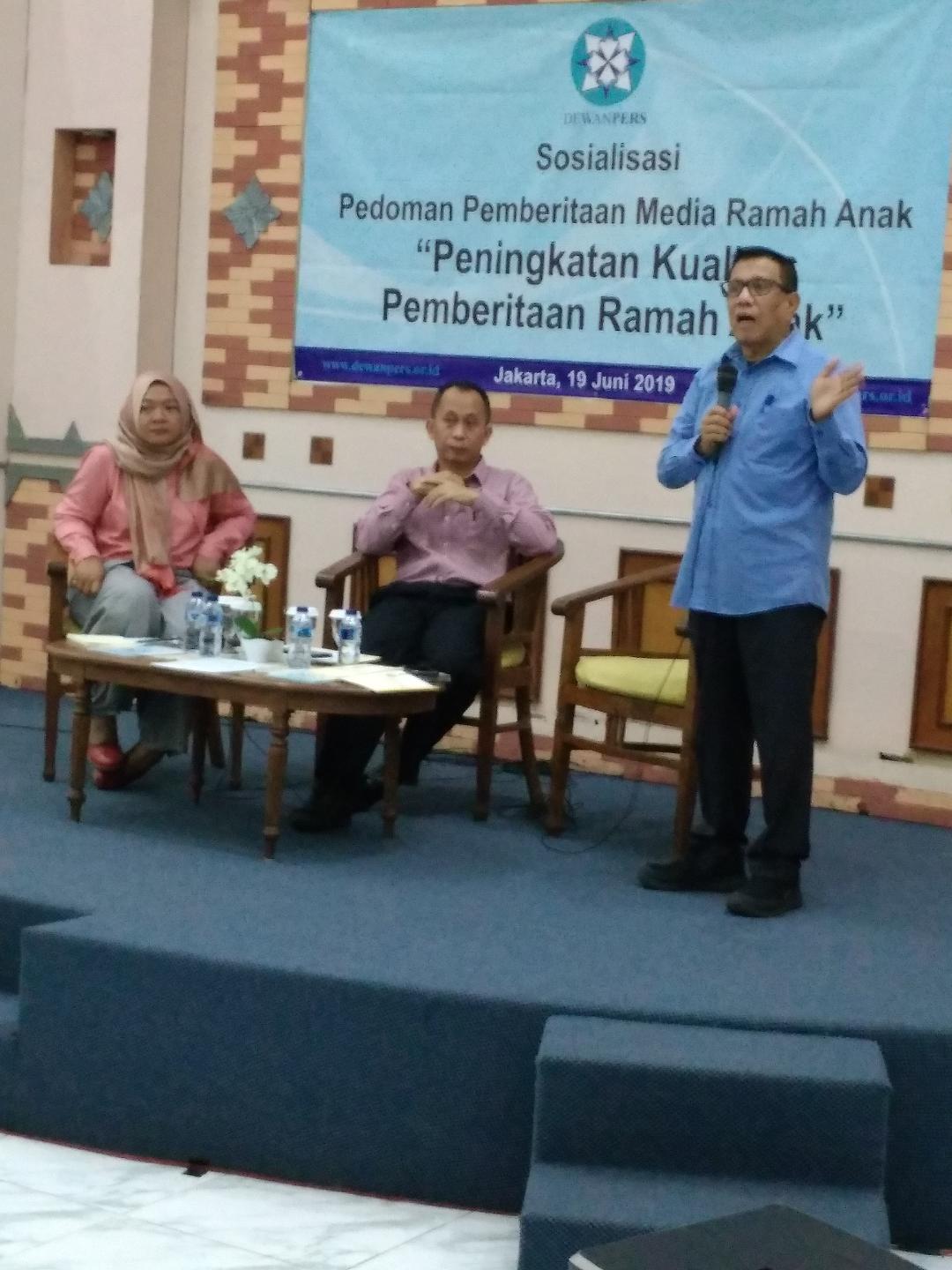 Hendry Ch Bangun, Wakil Ketua Dewan Pers, ketika menyampaikan materi dalam acara sosialisasi pedoman pemberitaan ramah anak, di Hall Dewan Pers, Jakarta, Rabu (19/6). (Foto: mimbar-rakyat.com)