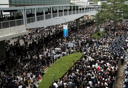 Pengunjuk rasa di luar gedung Dewan Legislatif, Rabu (12/6) pagi. (Foto: Reuters/BBC News)