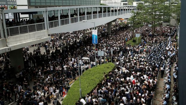 Pengunjuk rasa di luar gedung Dewan Legislatif, Rabu (12/6) pagi. (Foto: Reuters/BBC News)