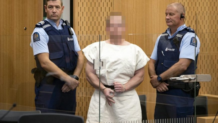 Terdakwa Brenton Tarrant, pria yang didakwa dalam serangan Christchurch, dikawal dua petugas ketika berada di Pengadilan Distrik Christchurch.(File foto diabadikan 16 Maret 2019/pool/AFP/France24)