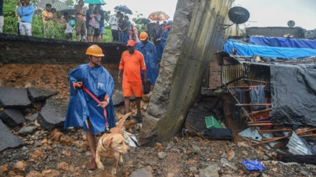Korban tewas akibat runtuhnya tembok di daerah kumuh Mumbai naik menjadi 26 orang. (Foto: AFP/France24)