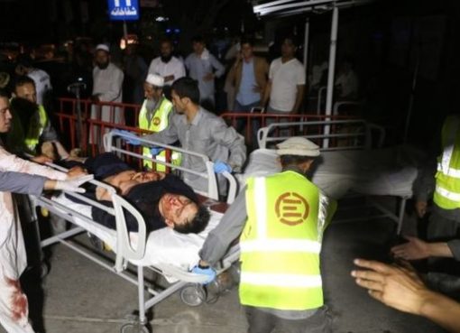 Petugas kesehatan Afghanistan membawa korban terluka ke rumah sakit. (Foto: EPA/BBC News)