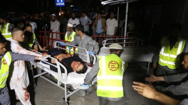 Petugas kesehatan Afghanistan membawa korban terluka ke rumah sakit. (Foto: EPA/BBC News)