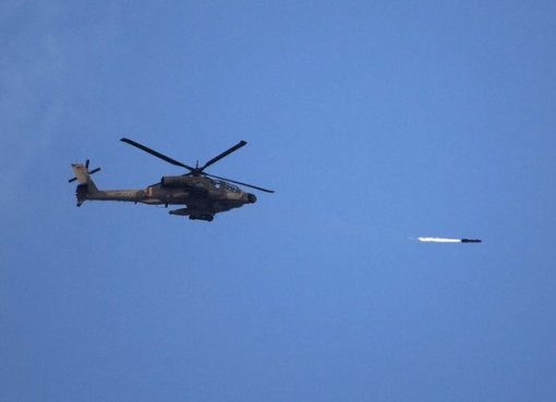 Sebuah helikopter serang menembaki 'tersangka bersenjata' di sepanjang penghalang yang memisahkan Israel dari Jalur Gaza. (Foto: file AFP/Arab News)