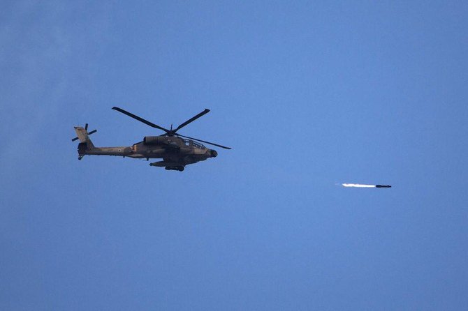 Sebuah helikopter serang menembaki 'tersangka bersenjata' di sepanjang penghalang yang memisahkan Israel dari Jalur Gaza. (Foto: file AFP/Arab News)