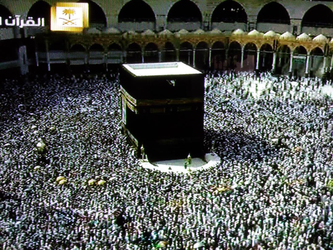 Tawaf di Masjidil Haram Makkah, Minggu (18/8)