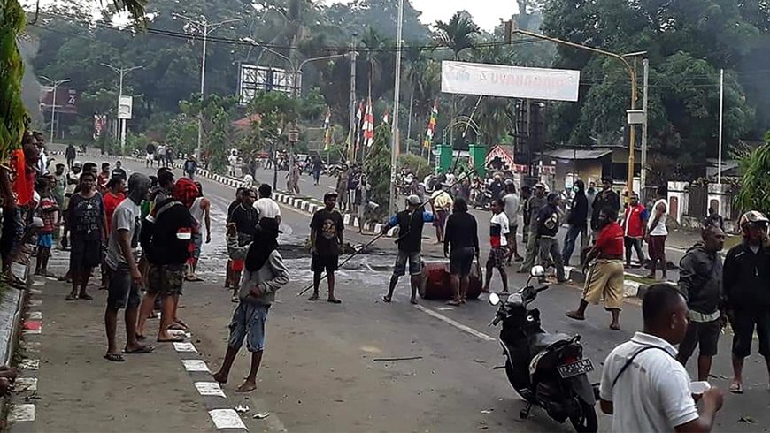Para pengunjuk rasa turun ke jalan di Manokwari, Papua pada Senin 19 Agustus 2019. (Foto: AFP/Al Jazeera)