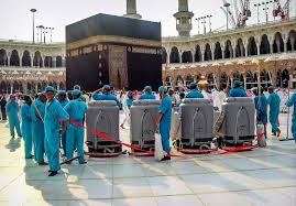 Petugas kebersihan membersihkan area Masjidil Haram, (Foto: Islam Daily)