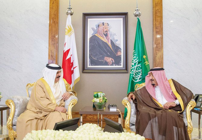 Raja Saudi Salman dan Raja Bahrain, Hamad bin Isa Al-Khalifa, membicarakan perkembangan regional terbaru di Jeddah, Senin. (SPA/Arab News)