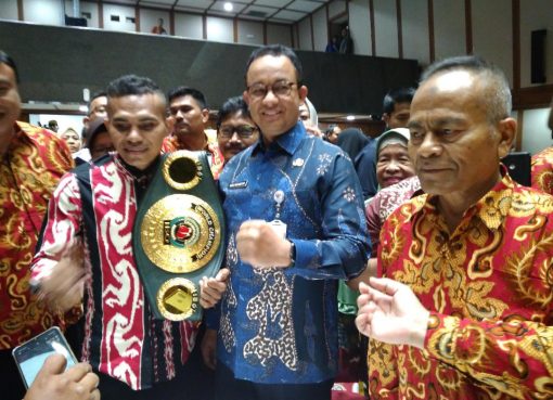 Tibo Monabesa berfoto bersama Gubernur DKI Jakarta Anies Baswedan. (Foto: mimbar-rakyat.com/DTA)