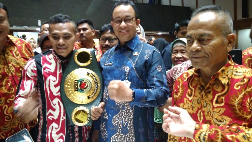 Tibo Monabesa berfoto bersama Gubernur DKI Jakarta Anies Baswedan. (Foto: mimbar-rakyat.com/DTA)