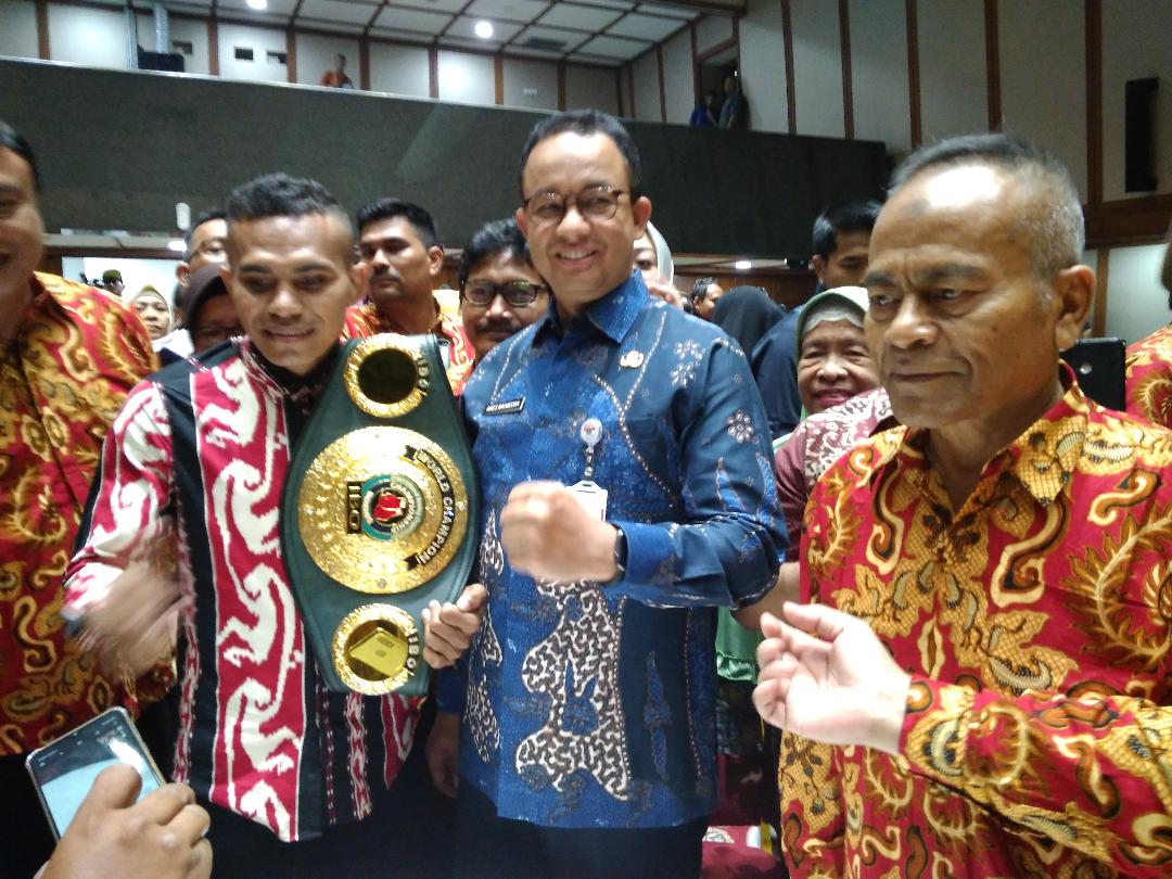 Tibo Monabesa berfoto bersama Gubernur DKI Jakarta Anies Baswedan. (Foto: mimbar-rakyat.com/DTA)