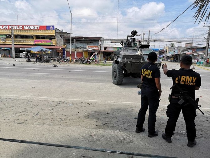 Perangkat ledakan yang diduga rakitan ditempatkan di samping sepeda motor yang diparkir di pasar umum di Isulan, di provinsi Sultan Kudarat. (Foto: CNN Philippines Twitter/Arab News)