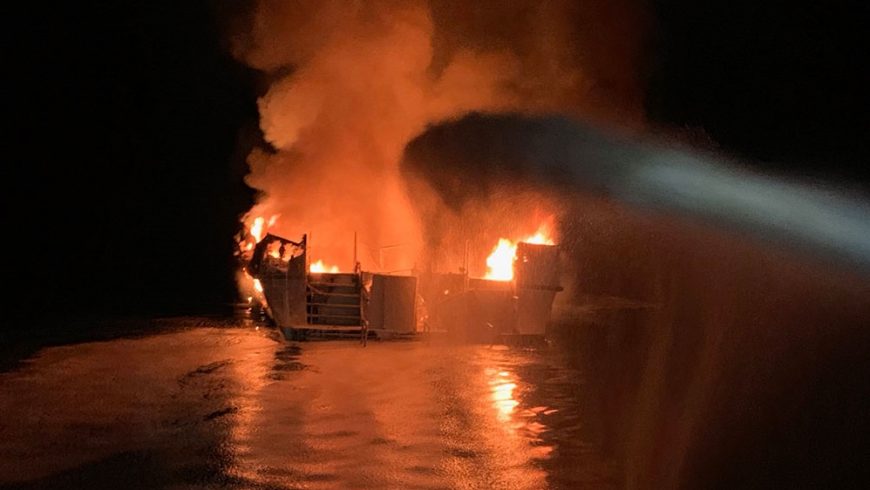 Dalam foto ini yang dirilis oleh Departemen Pemadam Kebakaran Ventura, petugas pemadam kebakaran berupaya memadamkan api di atas kapal di lepas pantai Pulau Santa Cruz, California (Foto: AFP/Al Jazeera)