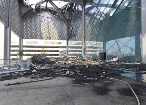 Kebakaran di stasiun kereta Haramain di distrik Sulaimaniyah di Jeddah diseilidiki mulai Senin. Gubernur Makkah, Pangeran Khalid Al-Faisal, melakukan perjalanan ke lokasi itu. (Foto: SPA/Arab News)